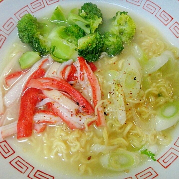 ブロッコリーとカニカマのとんこつラーメン